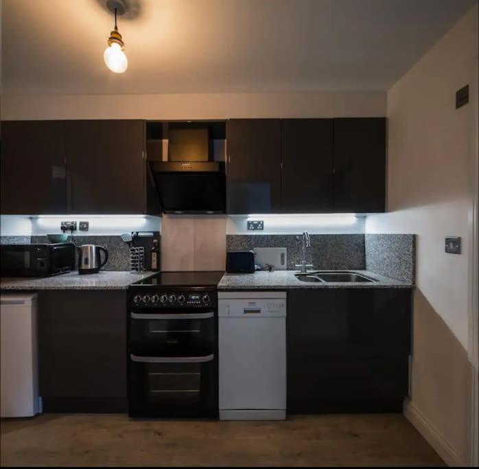 פנזאנס Spacious 2 Bedroom Apartment Near Seafront מראה חיצוני תמונה
